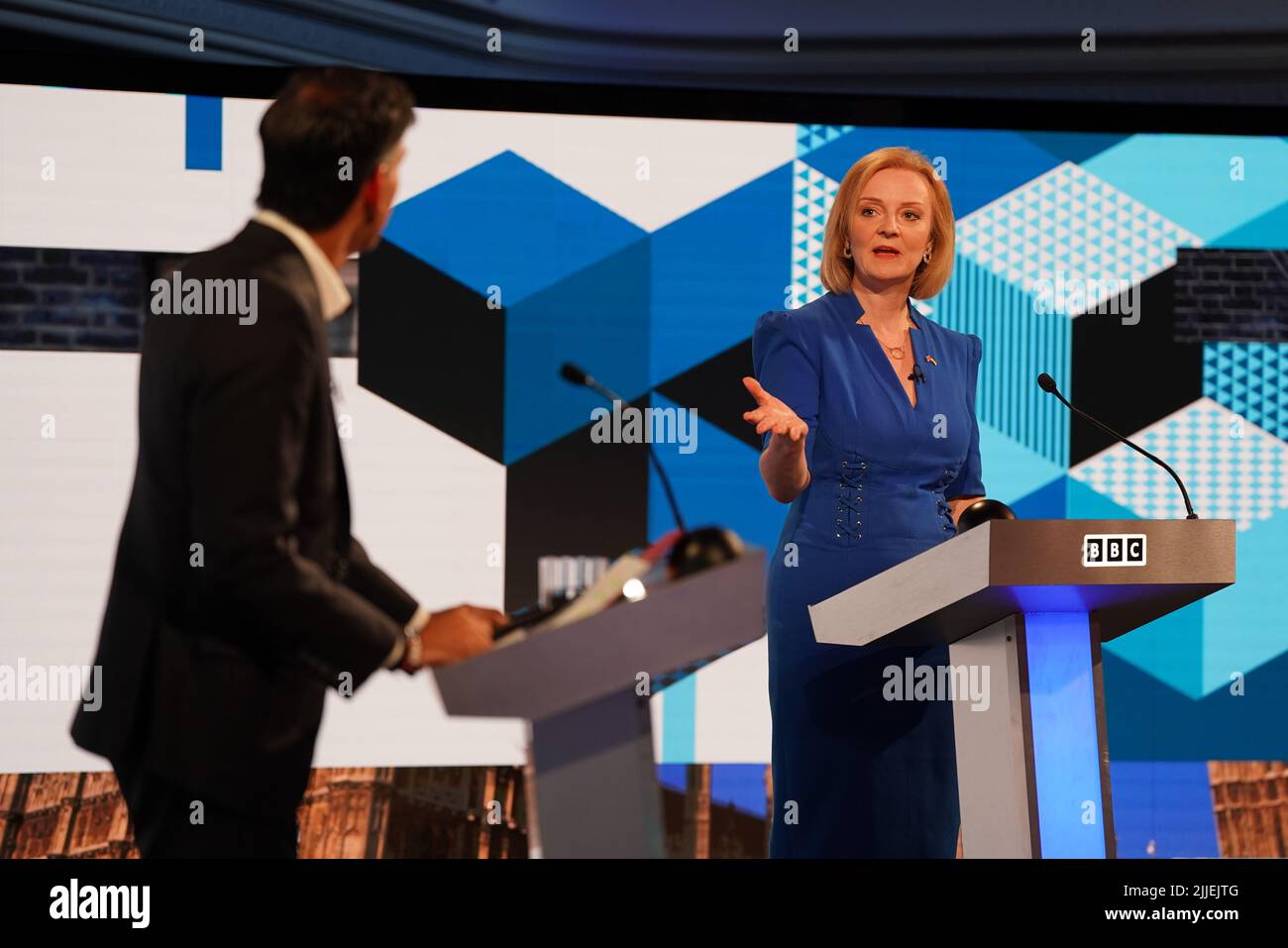 Rishi Sunak e Liz Truss hanno partecipato al dibattito sulla leadership della BBC Tory, il nostro prossimo primo Ministro, presentato da Sophie Raworth, un dibattito testa a testa alla Victoria Hall di Hanley, Stoke-on-Trent, tra i candidati leader del partito conservatore. Data foto: Lunedì 25 luglio 2022. Foto Stock