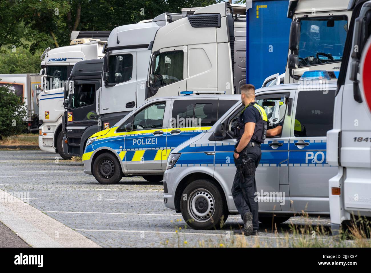 Controlli nazionali del traffico di viaggio sulle autostrade in NRW, da parte della polizia e delle dogane, in particolare la sicurezza di camper, roulotte, portabiciclette era c Foto Stock