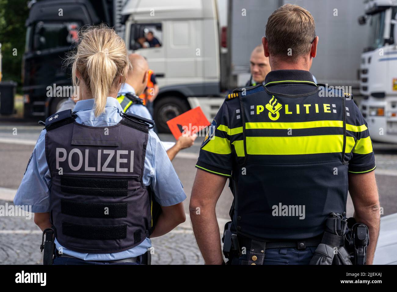 Controlli a livello nazionale del traffico turistico sulle autostrade in NRW, da parte della polizia e delle dogane, con le forze della polizia olandese, in particolare la sicurezza del motorho Foto Stock