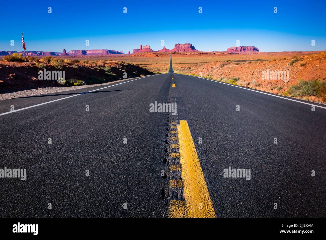 Leggendaria gita su strada alla Monument Valley nello Utah in giornata di sole, Stati Uniti. Foto Stock