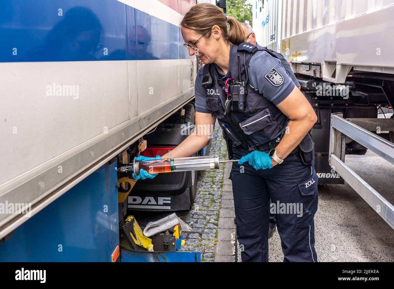 I controlli nazionali del traffico turistico sulle autostrade in NRW, da parte della polizia e delle dogane, il controllo doganale sul serbatoio del carburante di un autocarro, si erano riempiti di che Foto Stock