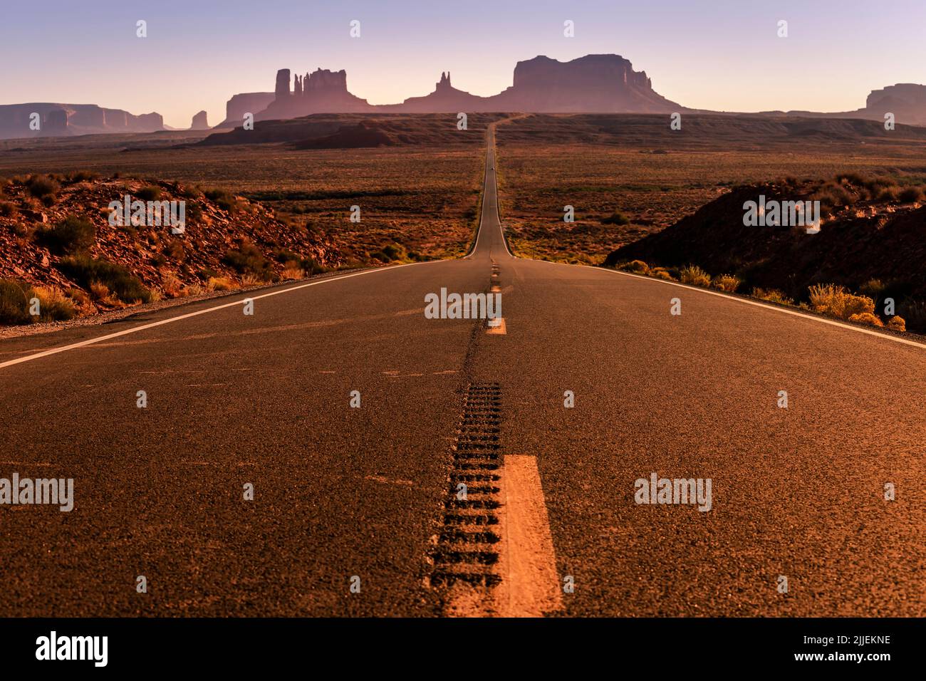 Leggendaria gita su strada alla Monument Valley nello Utah in giornata di sole, Stati Uniti Foto Stock