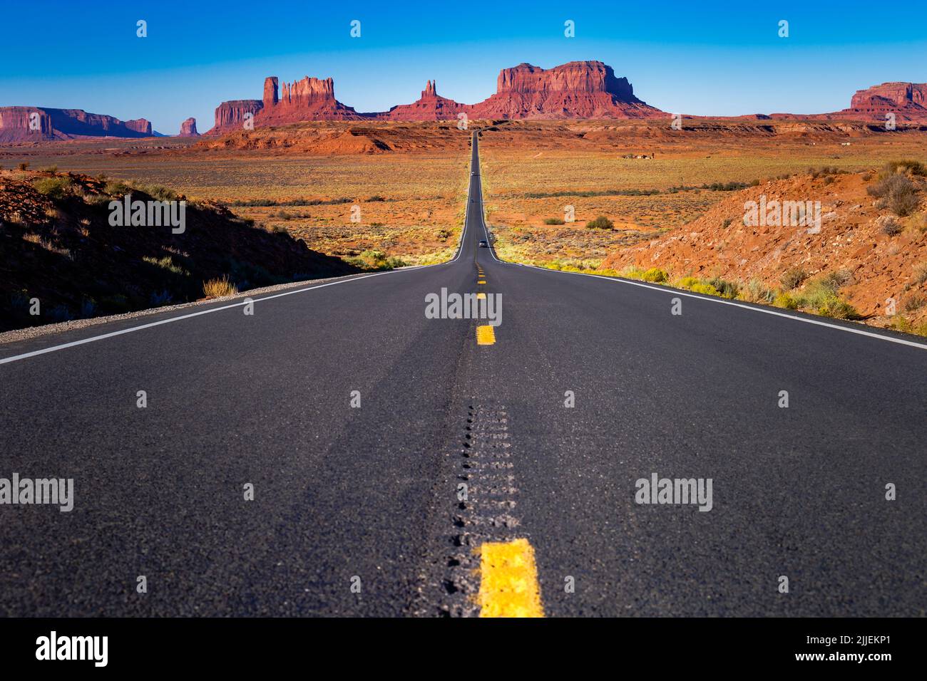 Leggendaria gita su strada alla Monument Valley nello Utah in giornata di sole, Stati Uniti Foto Stock