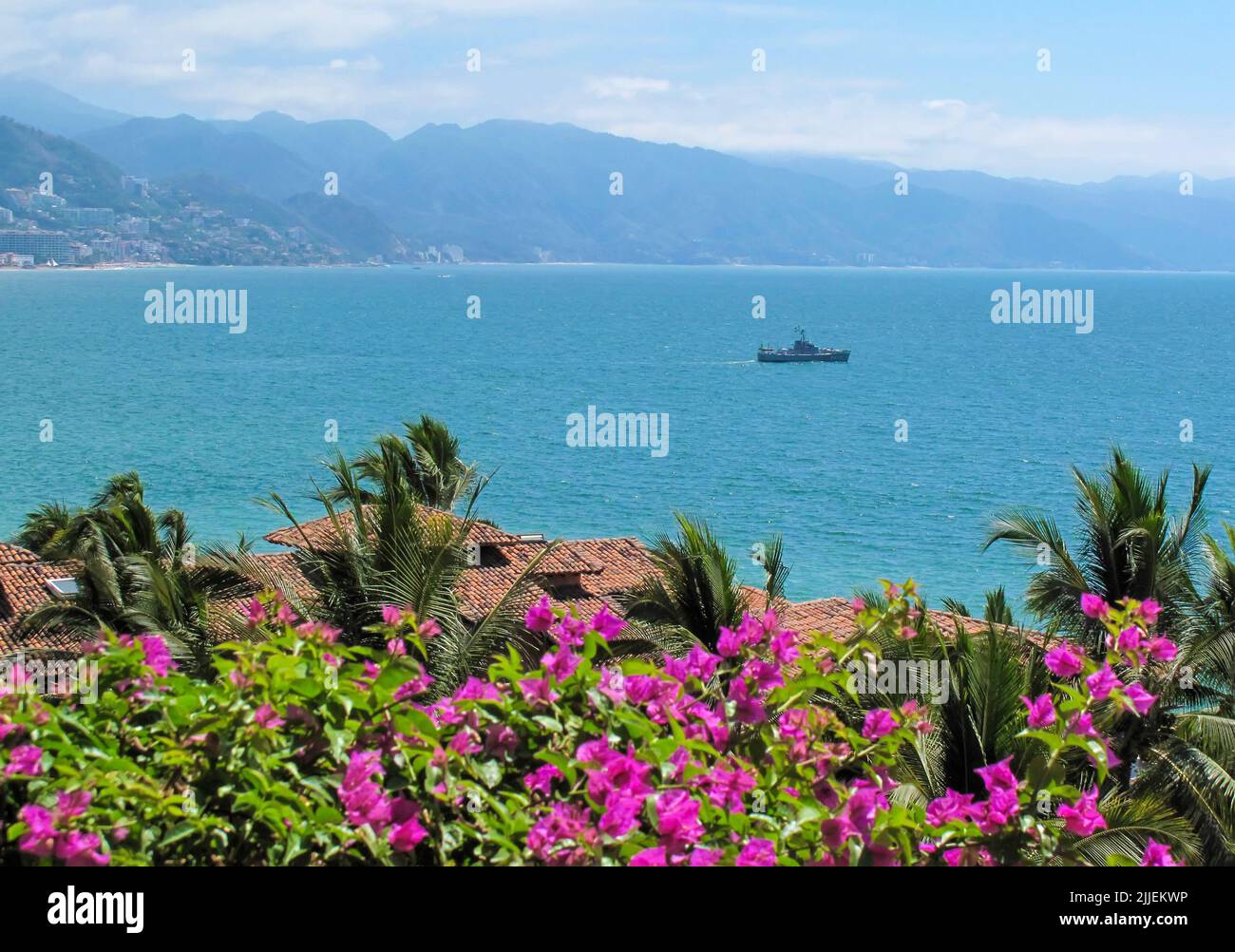 La costa delle pattuglie navali messicane e il mare al largo di Puerto Vallarta, Jalisco, Messico Foto Stock