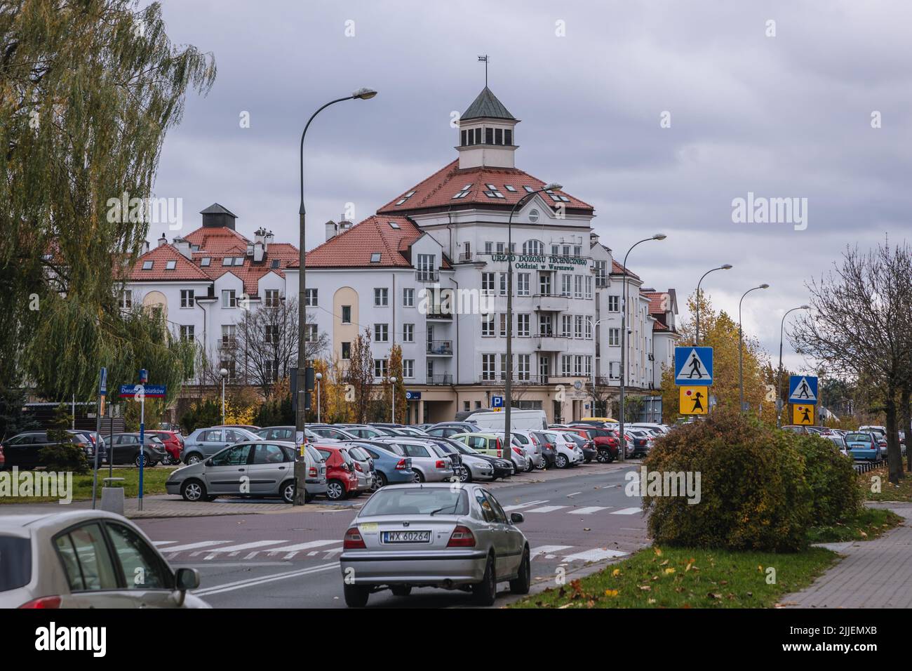 Ufficio di ispezione tecnica edificio in edificio residenziale nel distretto di Wlochy di Varsavia, capitale della Polonia Foto Stock