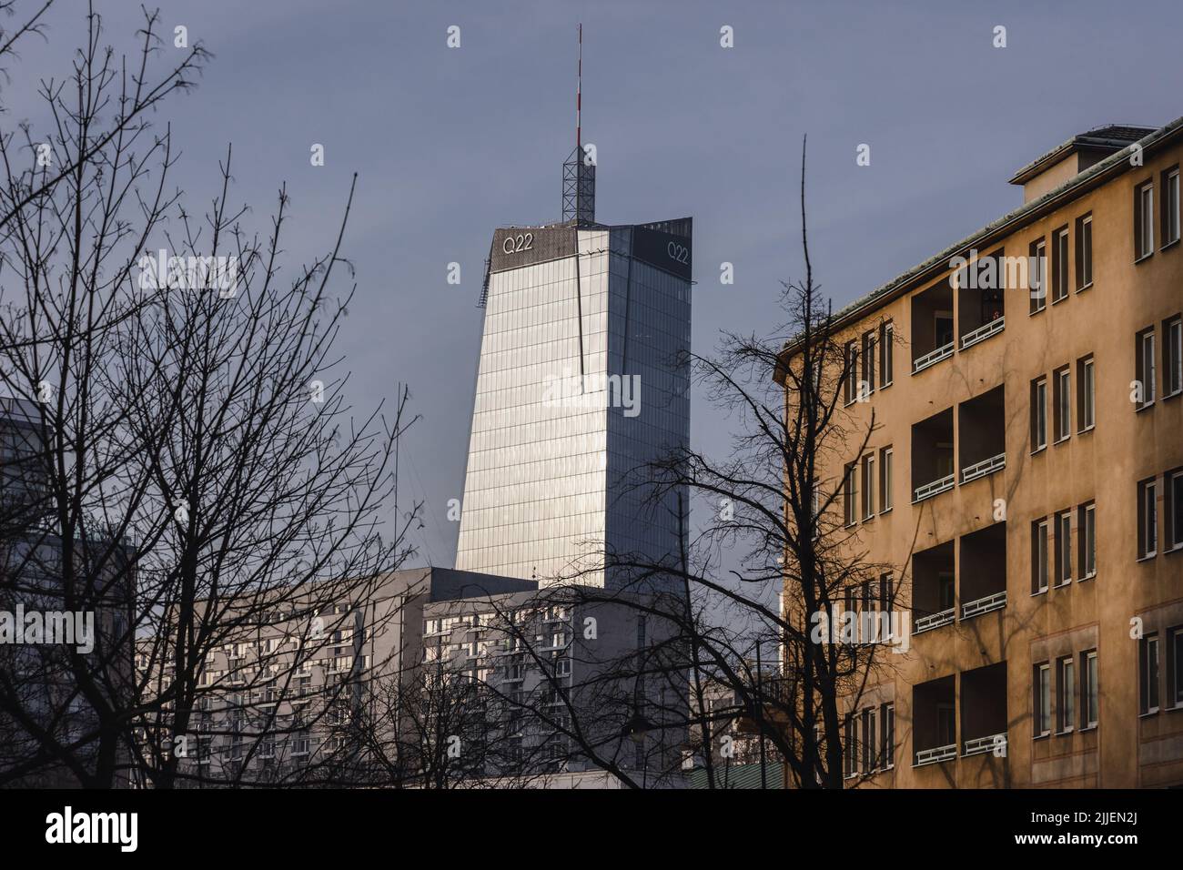 Q22 neomodern grattacielo per uffici costruito dallo sviluppatore immobiliare polacco Echo Investment a Varsavia, capitale della Polonia Foto Stock