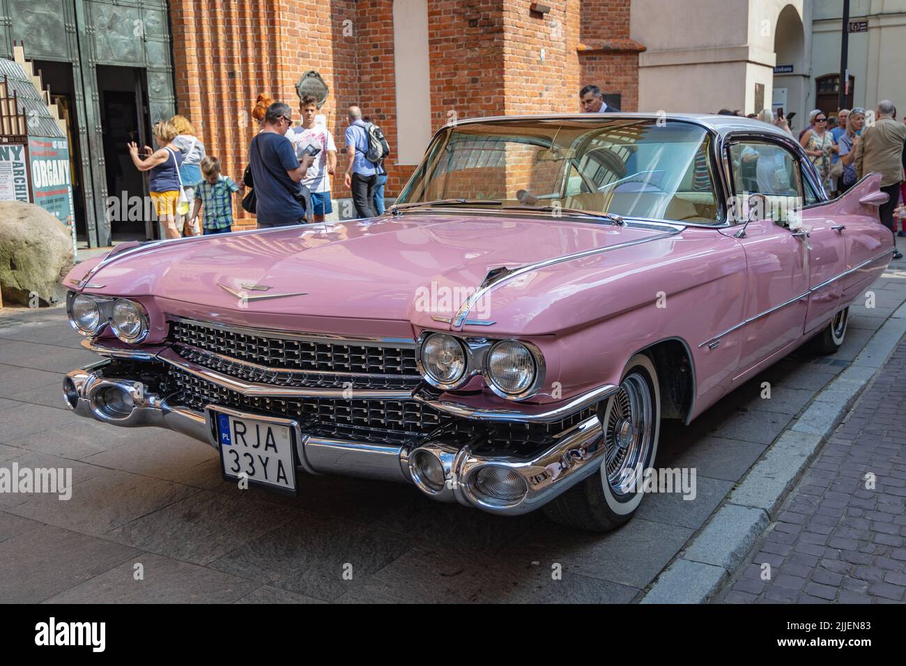 Cadillac Deville auto classica sulla città vecchia di Varsavia, Polonia Foto Stock