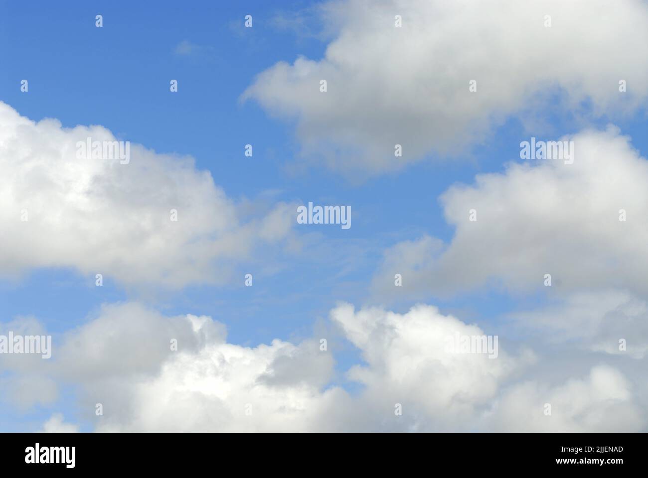 cielo blu perfetto parzialmente coperto da nuvole di cumulo in una mattinata di sole Foto Stock