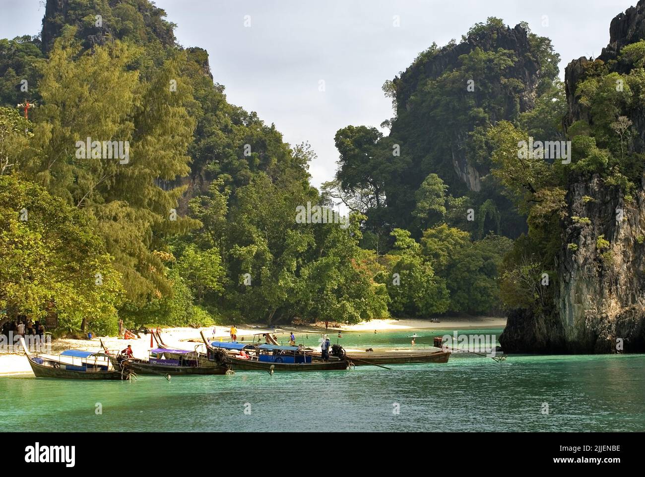 Barche turistiche thailandesi alla spiaggia di Hong Island nel Mare delle Andamane, Thailandia, Krabi, Ao Nang Foto Stock
