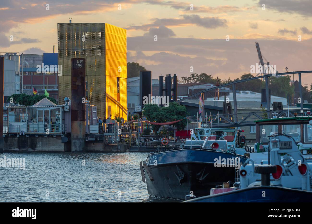 Pontile con bar e showroom di Thomas i-Punkt, Germania, Entenwerder, Amburgo Foto Stock