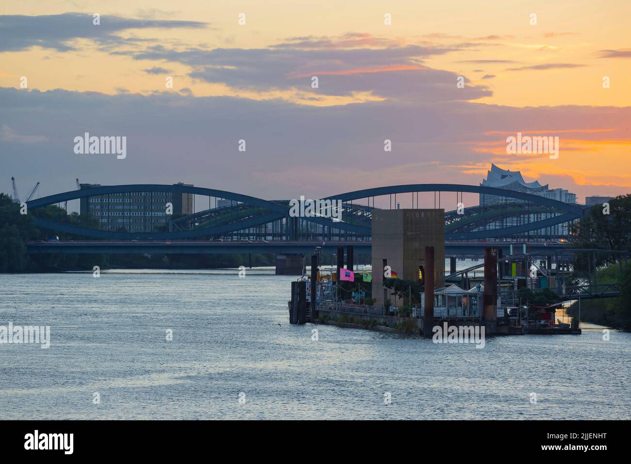 Pontoon Entenwerder, Elbe Bridges e Elbphilharmonie in background, Germania, Amburgo Foto Stock