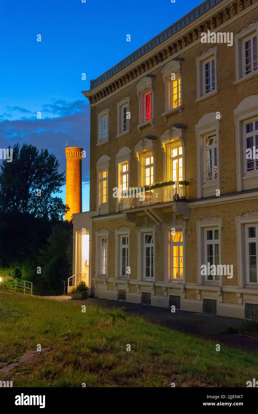 Villa di città a Traunspark in serata, Germania, Amburgo Foto Stock