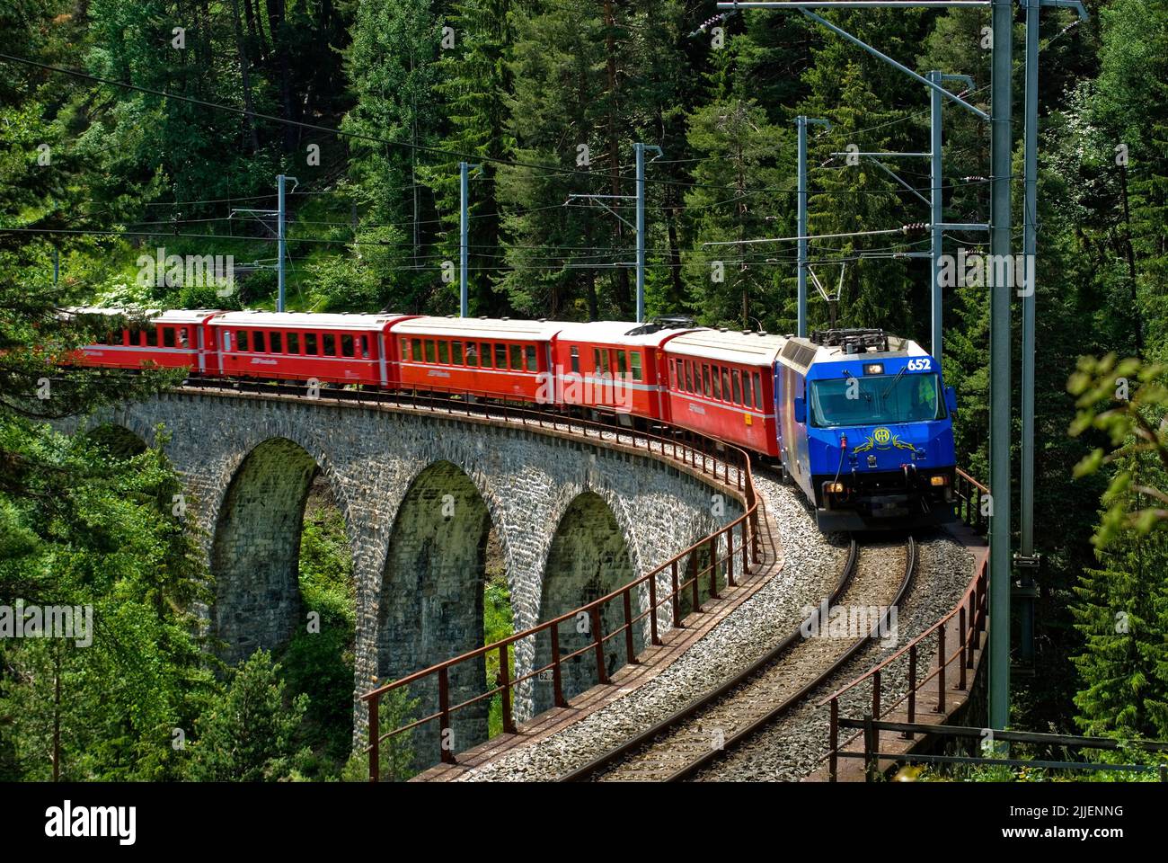 Treno Alpino al viadotto Landwasser nelle alpi svizzere, Svizzera Foto Stock