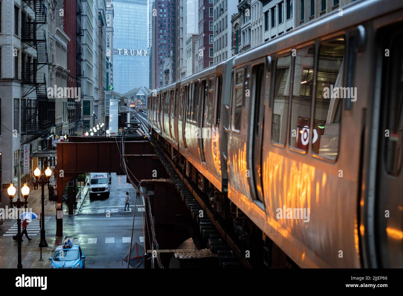 Chicago : Ottobre 10, 2018 treno su tracce elevata all'interno di edifici al loop, in vetro e acciaio ponte tra edifici - Chicago City Centre - CH Foto Stock