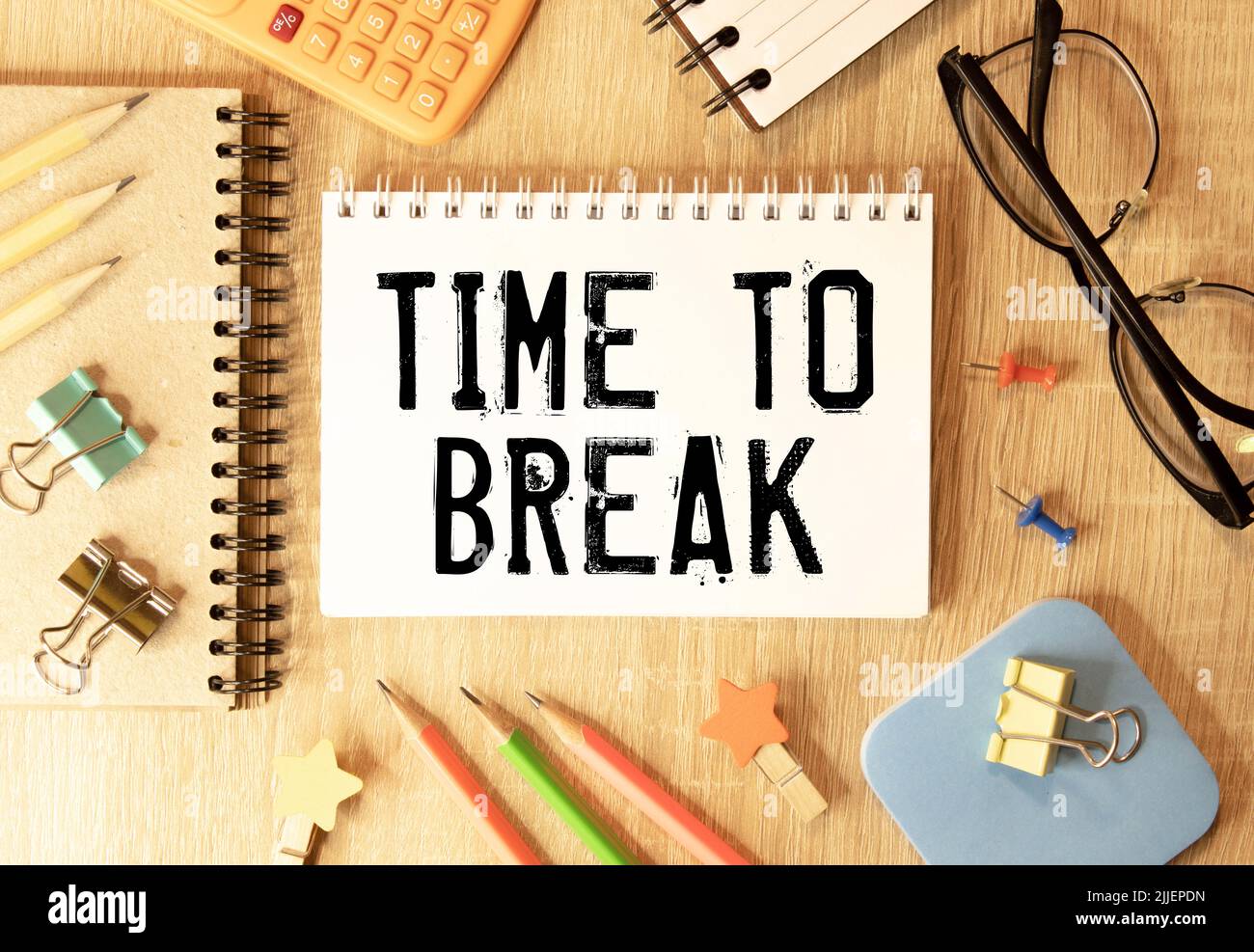 Time to Break testo scritto sulla pagina del notebook, matita a destra. Immagine del concetto motivazionale. Foto Stock