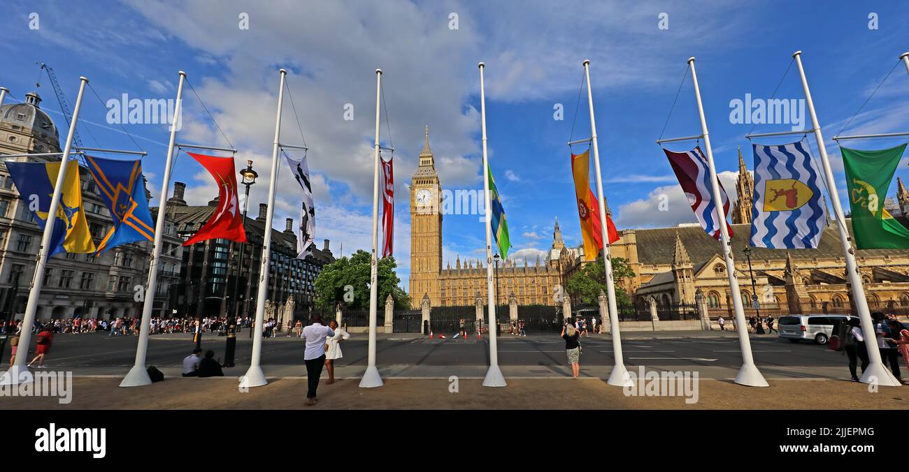 Ampia vista panoramica del Big ben e delle case del parlamento, dalla piazza del Parlamento, bandiere della contea di Inghilterra volando, Londra, Inghilterra, Regno Unito, W1 Foto Stock