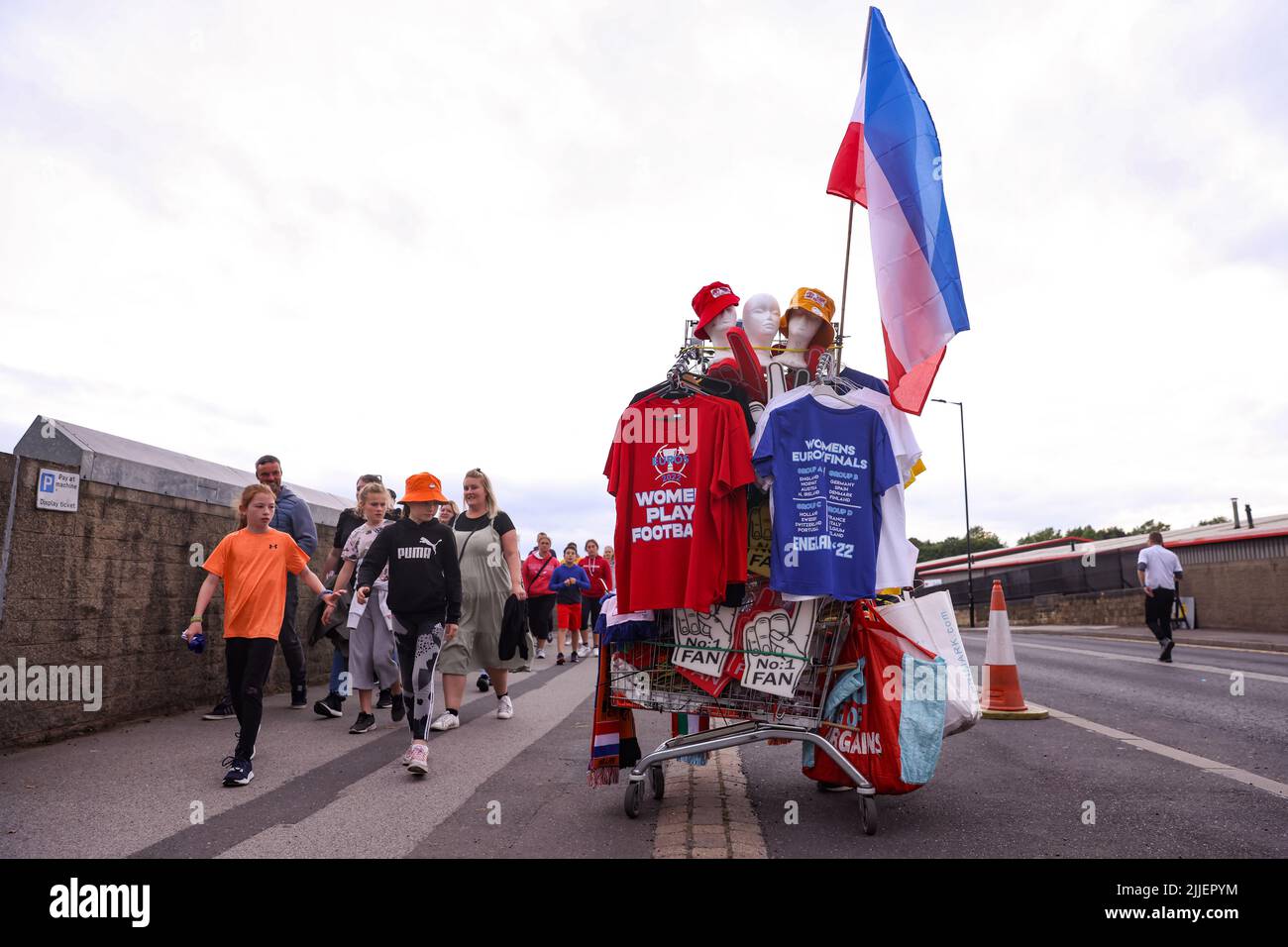 Rotherham, Inghilterra, 23rd luglio 2022. I tifosi guardano a una bancarella di marchandane mentre si accerchiano allo stadio prima della partita del Campionato europeo delle Donne UEFA 2022 al New York Stadium, Rotherham. Il credito d'immagine dovrebbe essere: Jonathan Moscrop / Sportimage Foto Stock