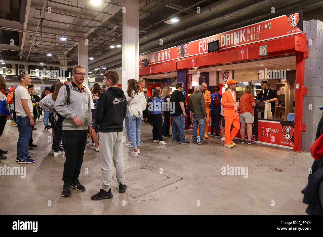 Rotherham, Inghilterra, 23rd luglio 2022. I tifosi si accadisono per rinfreschi prima di iniziare la partita del Campionato europeo delle Donne UEFA 2022 al New York Stadium di Rotherham. Il credito d'immagine dovrebbe essere: Jonathan Moscrop / Sportimage Foto Stock