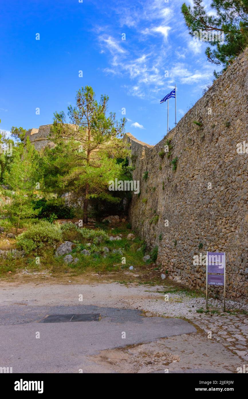 Vista dal castello di Pylos. E' uno dei castelli meglio conservati in Grecia. Nuovo Navarino o Niokastro, situato vicino all'ingresso del porto di Foto Stock