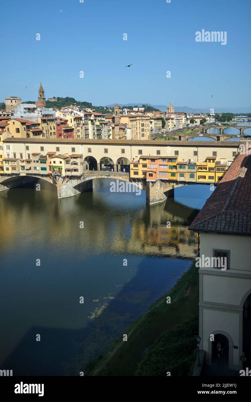 Vista sull'Arno fino al Ponte Vecchio dall'ultimo piano della Galleria degli Uffizi di Firenze Foto Stock