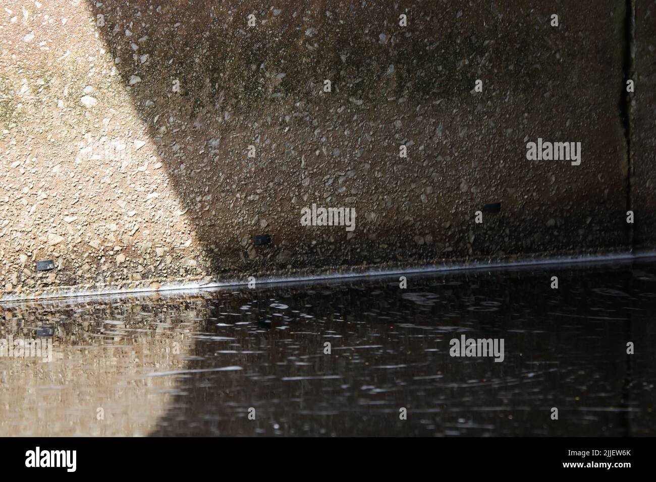 Struttura sottopasso in calcestruzzo con acqua torbida Abstract Foto Stock