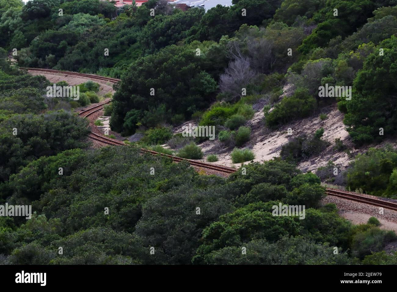 Le piste ferroviarie si piegano sulle dune costiere sovrumate Foto Stock
