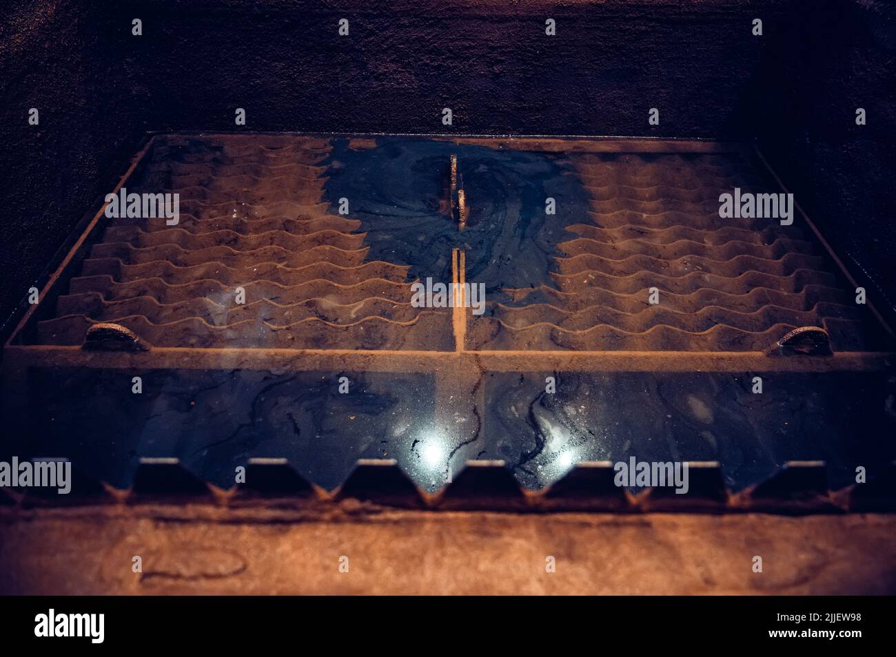 Sistema di chiarificazione dell'acqua o impianto di depurazione dei filtri in acciaieria. I vecchi filtri usati diventano maturi per la sostituzione Foto Stock