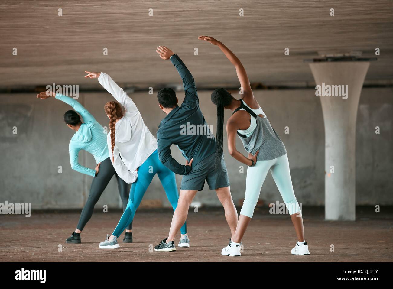 Preparati a strappare. Un gruppo di amici che si aggrappano prima di allenarsi insieme. Foto Stock