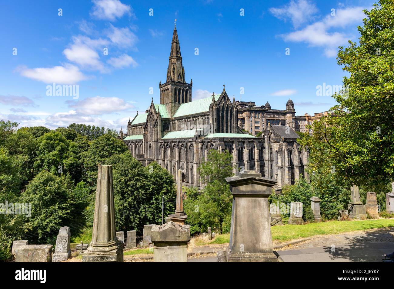 Architettura della cattedrale di Glasgow e luogo di sepoltura della necropoli di Glasgow, Scozia, cattedrale storica con architettura gotica, estate 2022, Scozia, Regno Unito Foto Stock