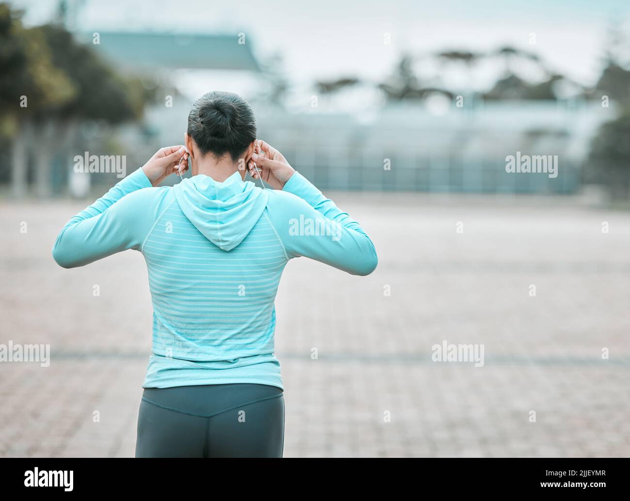 Pronta per la modalità bestia. Una donna che si prepara per una corsa. Foto Stock