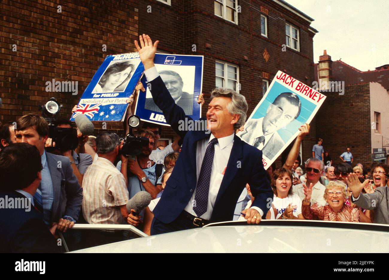 Un esuberante Bob Hawke nella sua campagna elettorale di successo per diventare primo Ministro dell'Australia, ondeggia verso i suoi sostenitori a Bondi Junction, Sydney, febbraio 1983 Foto Stock