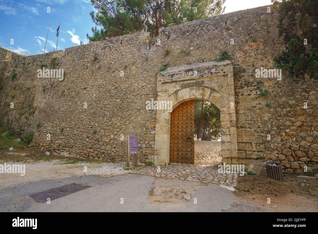 Vista dal castello di Pylos. E' uno dei castelli meglio conservati in Grecia. Nuovo Navarino o Niokastro, situato vicino all'ingresso del porto di Foto Stock