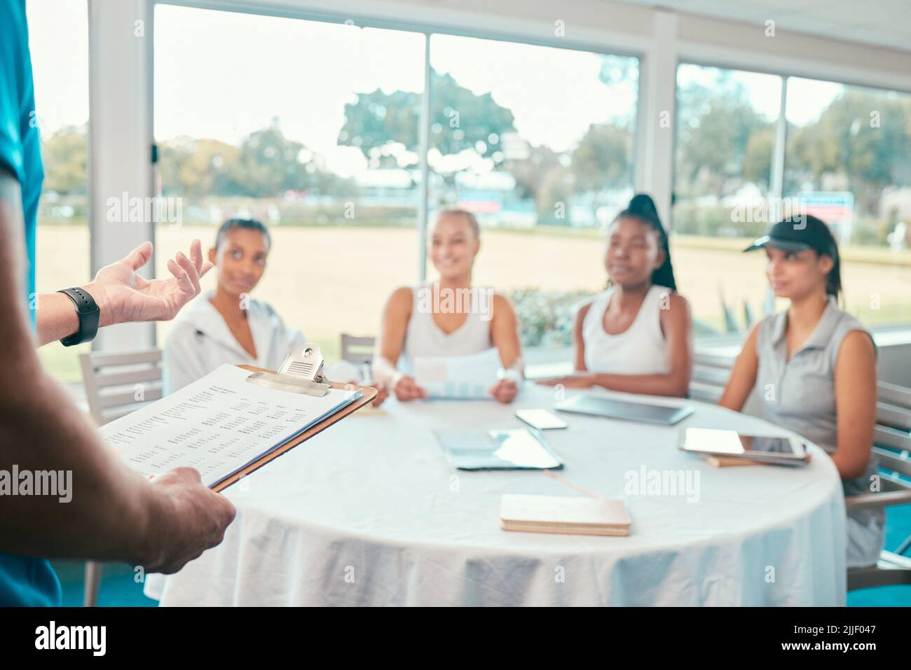 Come pensate di aver eseguito durante la partita, un gruppo di donne diverse che si siedono insieme e ascoltano il loro allenatore di tennis. Foto Stock