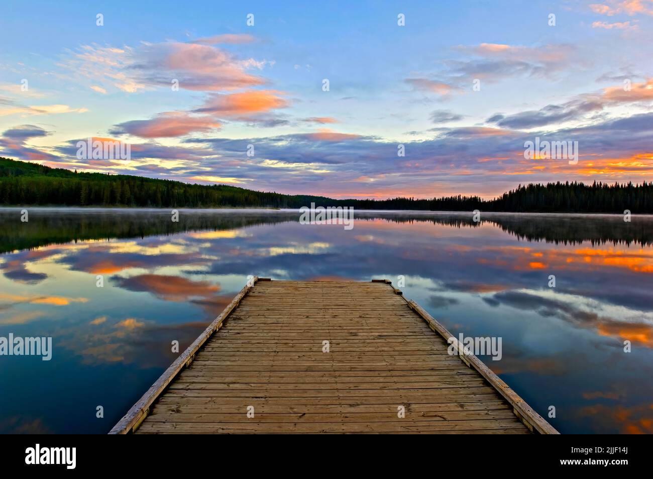 Un'alba estiva di prima mattina dal molo sul lago Jarvis nel parco provinciale William A Switzer Alberta Canada. Foto Stock