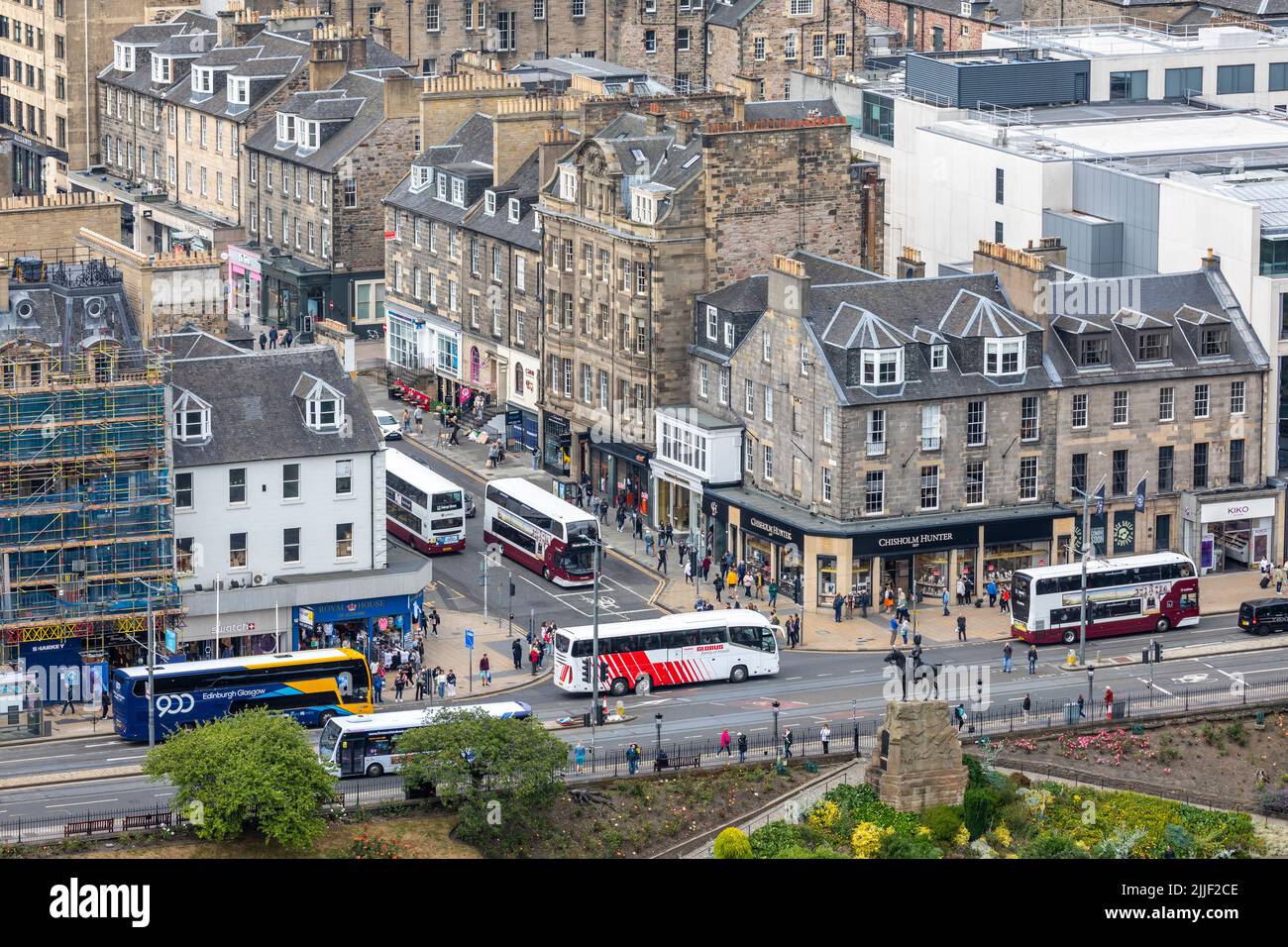 Centro di Edimburgo vista aerea della vita su Princes Street edimburgo, negozi, persone e autobus durante l'estate 2022, Edimburgo, Scozia, Gran Bretagna Foto Stock