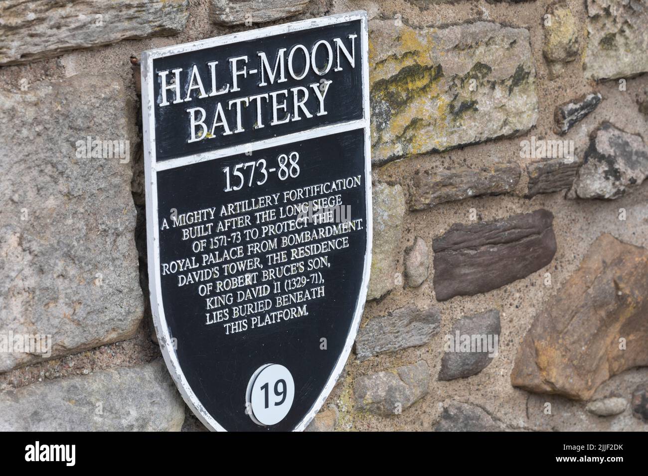 Edinburgh Castle Scotland, segno targa per Half Moon Battery 1573-88 una possente fortificazione di artiglieria costruita dopo il lungo assedio, Scozia, UK, estate 22 Foto Stock