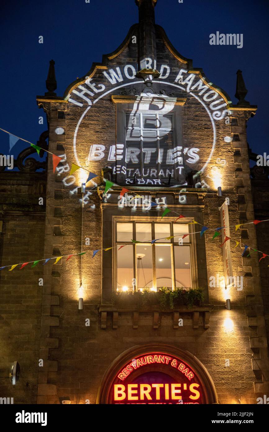 Victoria Street Edimburgo di notte e il famoso ristorante Berties fish and chips illuminato, Scozia, Regno Unito, estate 2022 Foto Stock