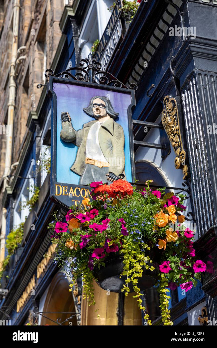 Deacon Brodie tavern casa pubblica sul Royal Mile nel centro di Edimburgo in un giorno d'estate con paniere appeso di fiori, Scozia, Regno Unito, Europa Foto Stock