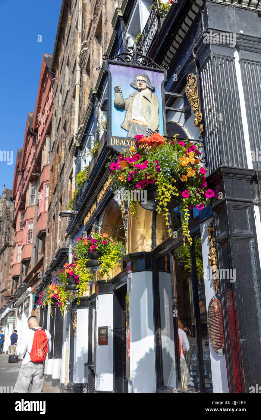 Deacon Brodie tavern casa pubblica sul Royal Mile nel centro di Edimburgo in un giorno d'estate con paniere appeso di fiori, Scozia, Regno Unito, Europa Foto Stock
