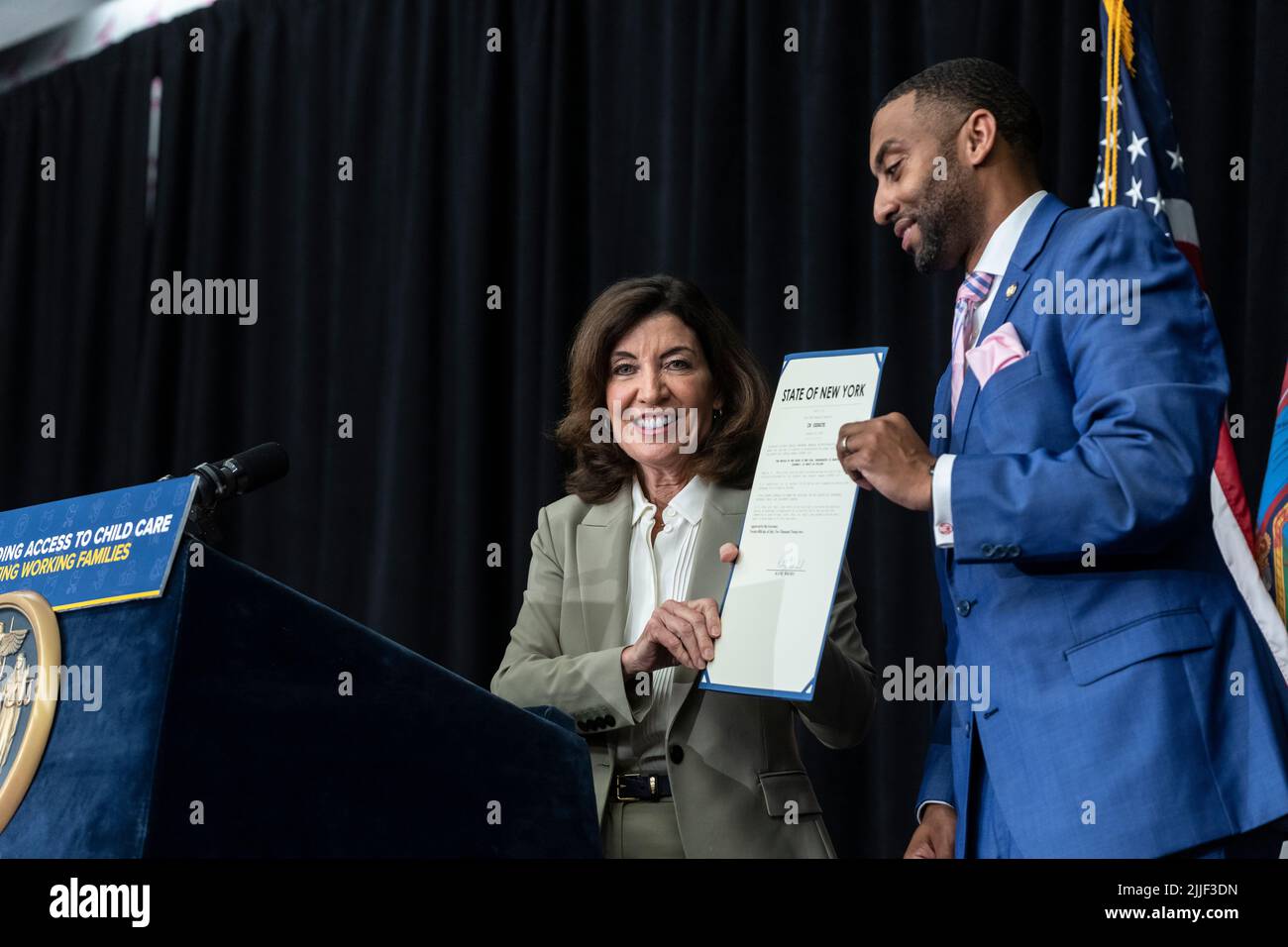 New York, NY - 25 luglio 2022: Il governatore Hochul e il senatore di Stato Jamaal Bailey mostra firmato disegno di legge per eliminare le tasse locali di vendita sui pannolini a Washington Heights YM&YWHA Foto Stock