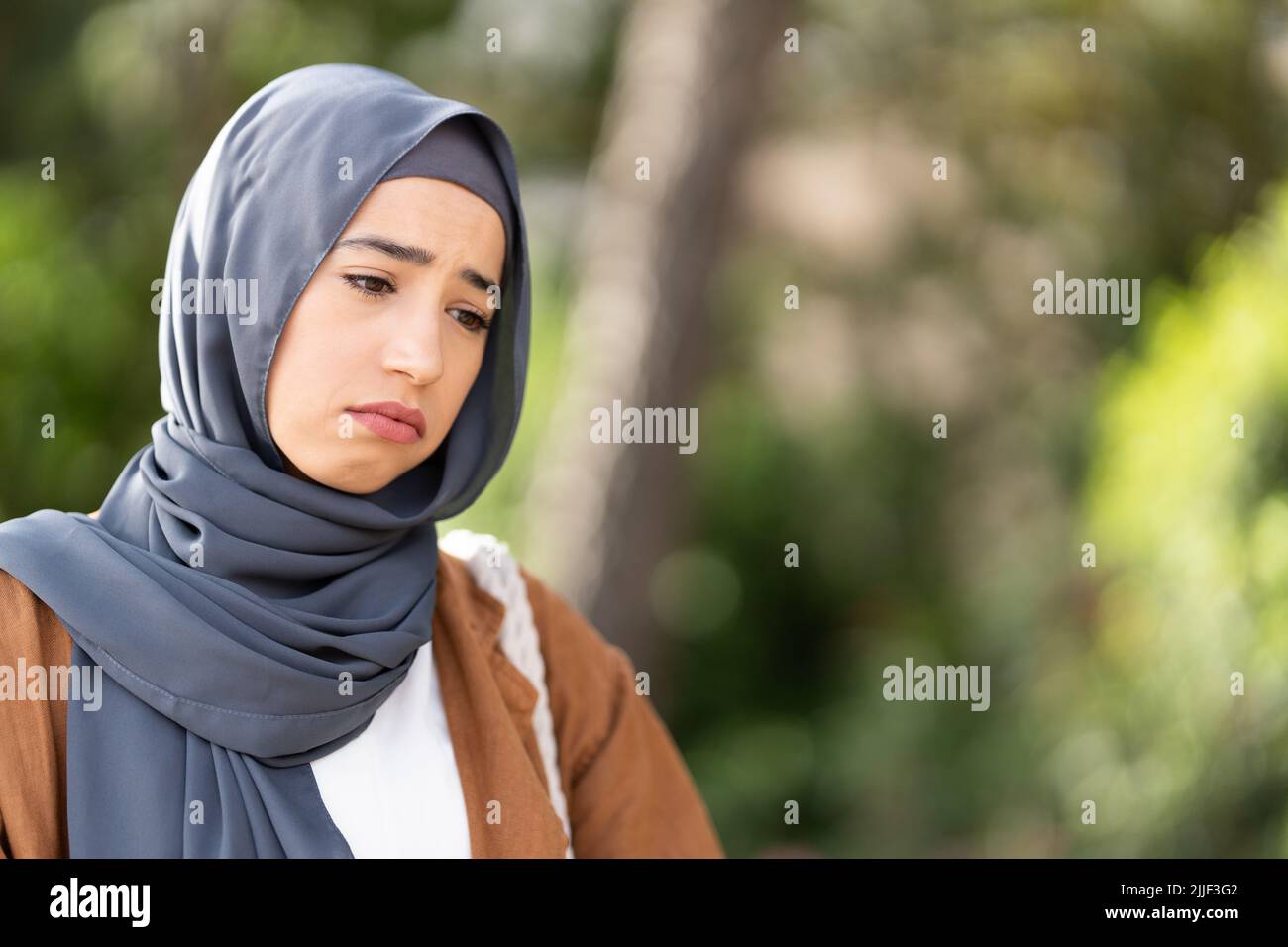 Triste donna musulmana all'aperto. Immagine da vicino Foto Stock