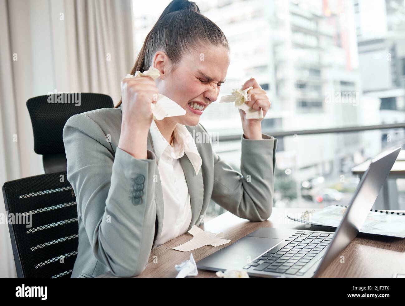 Prendetevi una pausa se siete sopraffatti. Una giovane donna d'affari che guarda molto turbata in un ufficio al lavoro. Foto Stock