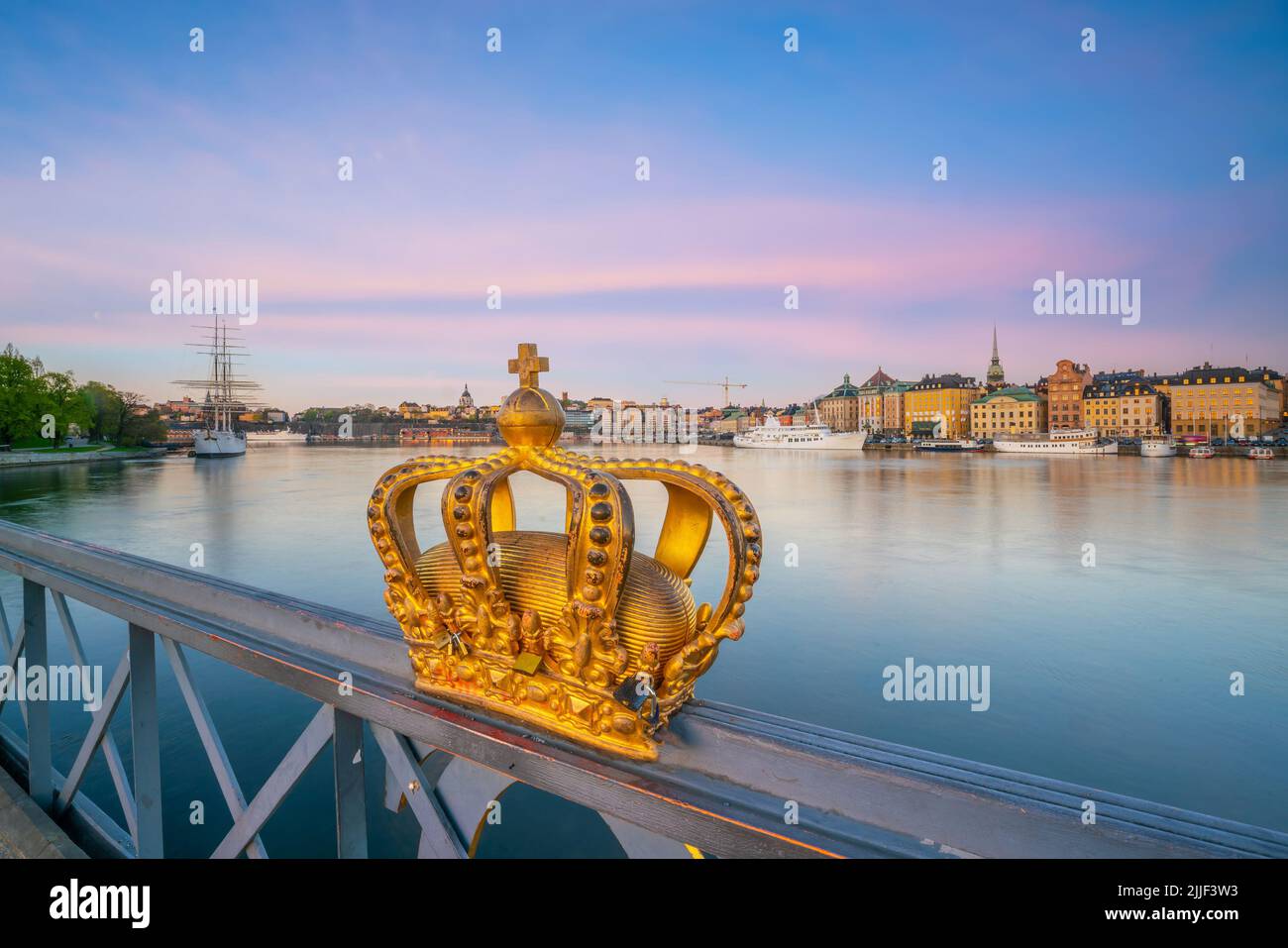 Skeppsholmsbron (ponte Skeppsholm) e lo skyline di Stoccolma in Svezia. Foto Stock