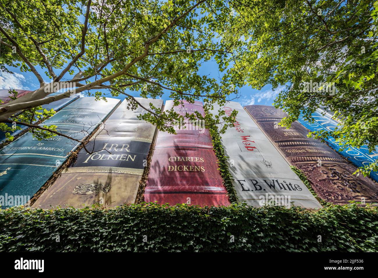 Kansas City, Missouri/USA - 11 luglio 2022: Biblioteca pubblica di Kansas City all'esterno della libreria sulla parete del garage Foto Stock