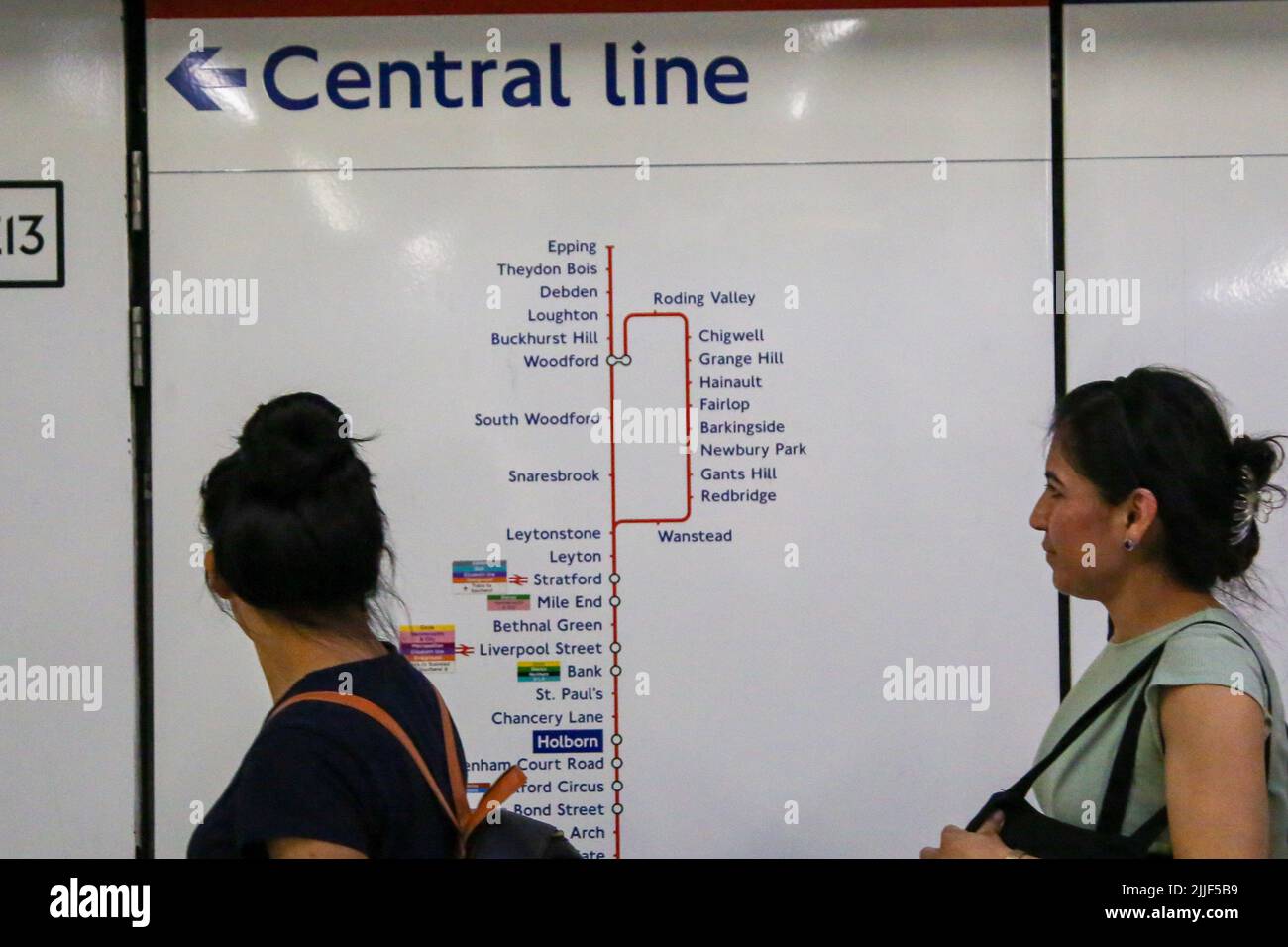 Londra, Regno Unito. 21st luglio 2022. I passeggeri guardano le stazioni della Central Line alla stazione della metropolitana Holborn. (Foto di Dinendra Haria/SOPA Images/Sipa USA) Credit: Sipa USA/Alamy Live News Foto Stock