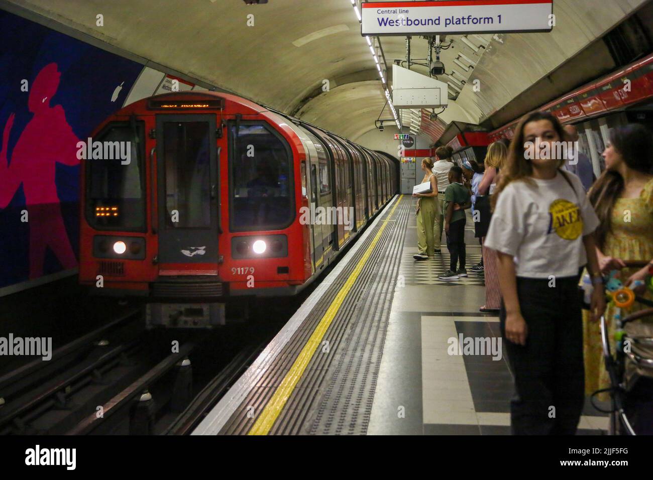 Londra, Regno Unito. 21st luglio 2022. Un treno della linea centrale arriva alla stazione della metropolitana di Holborn. (Credit Image: © Dinendra Haria/SOPA Images via ZUMA Press Wire) Foto Stock