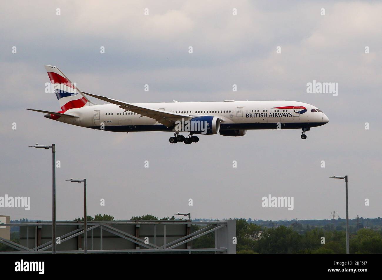 Londra, Regno Unito. 21st luglio 2022. Un aereo della British Airways, Boeing 787-9 Dreamliner si avvicina per atterrare all'aeroporto London Heathrow Terminal 5. (Foto di Dinendra Haria/SOPA Images/Sipa USA) Credit: Sipa USA/Alamy Live News Foto Stock