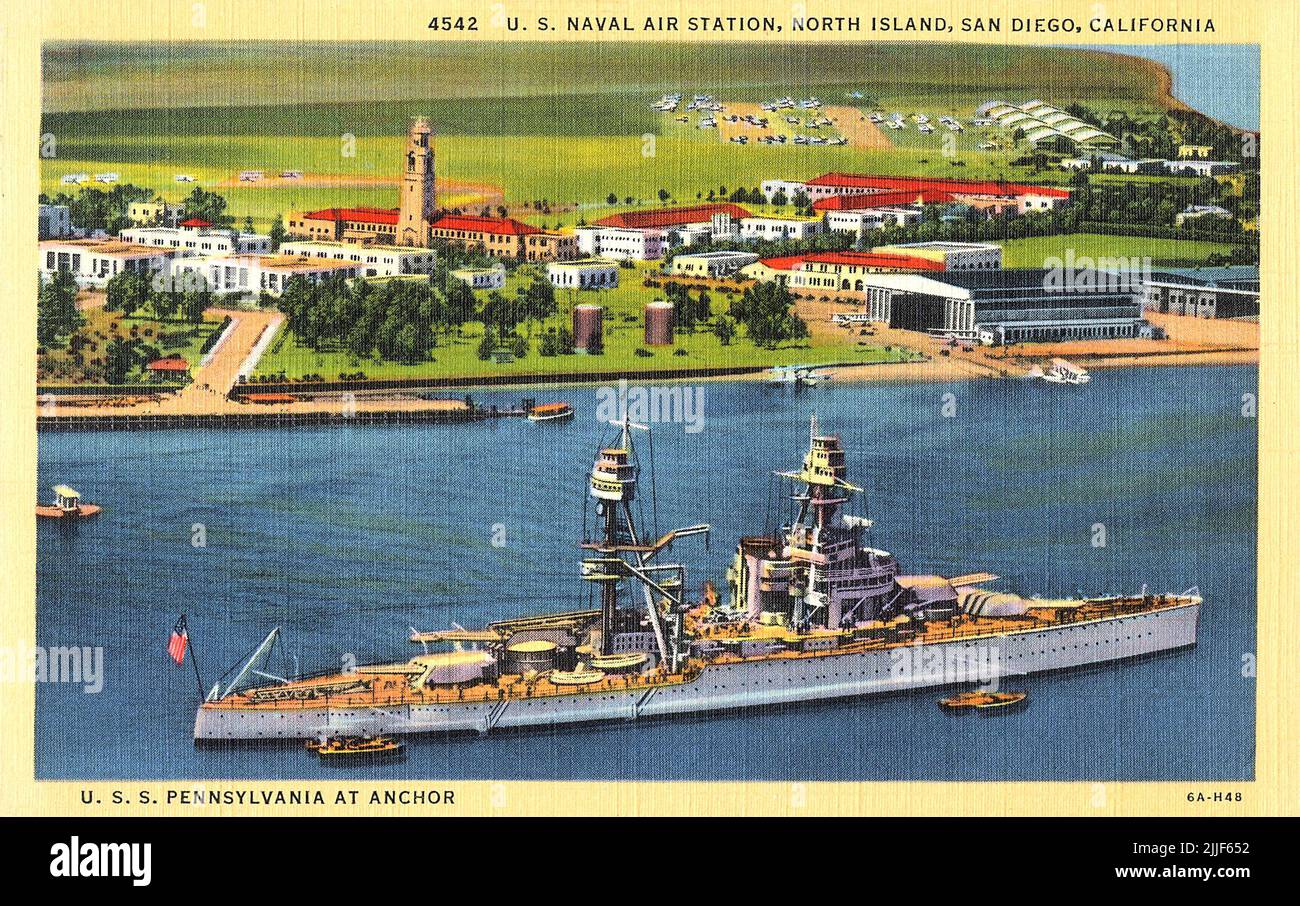 Cartolina americana vintage della U.S. Naval Air Station, North Island, San Diego, California, che mostra gli U.S.S. Pennsylvania all'ancora. Foto Stock