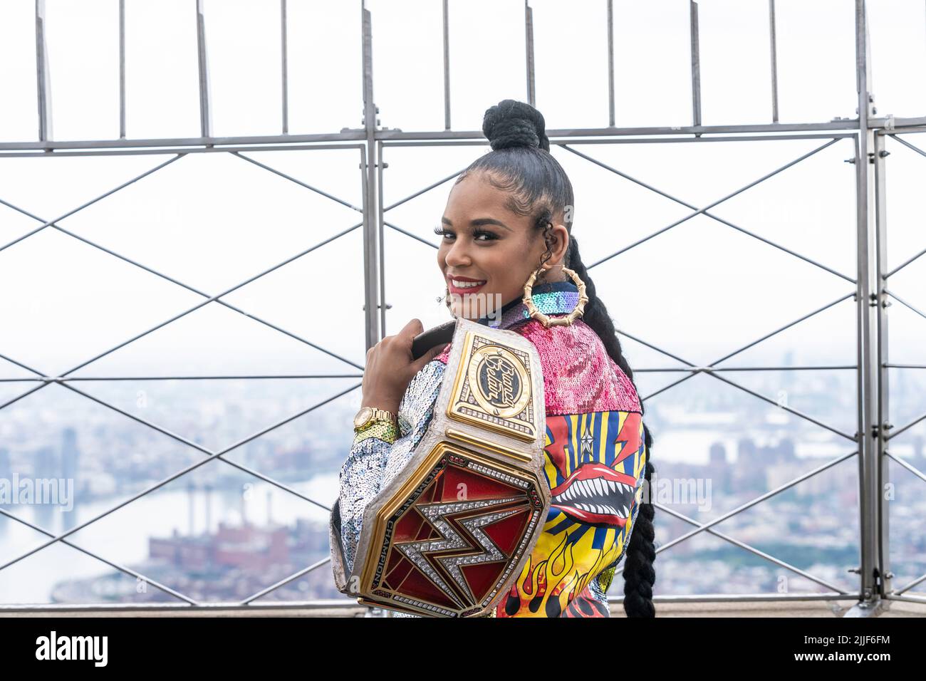 New York, NY - 25 luglio 2022: Il campione delle donne non trattate della WWE Bianca Belair si pone sul ponte di osservazione durante la visita all'Empire state Building Foto Stock