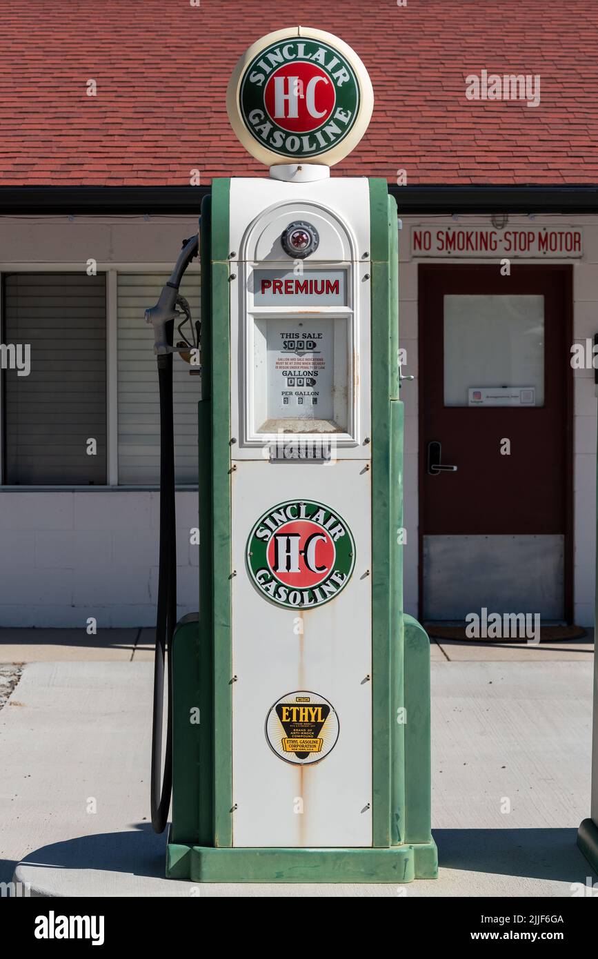 Pompa di benzina vintage in una vecchia stazione di servizio nel quartiere storico di Helper, Utah. Foto Stock